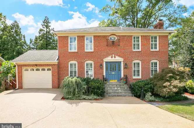 Arlington, VA 22202 | 4 beds | 3.5 baths | $1,350,000
